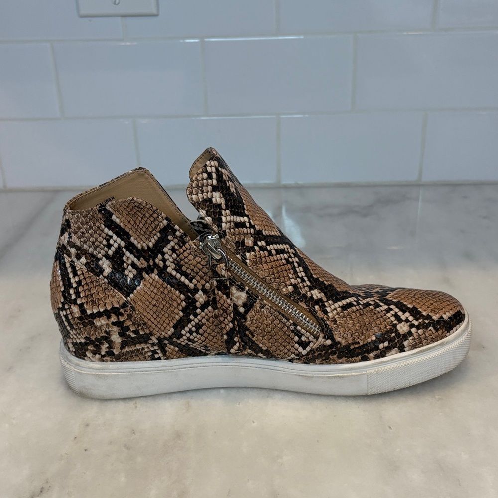 Steve Madden Shoe Boot Sneaker Caliber Hidden Wedge Snakeskin Python Booties - Picture 5 of 17